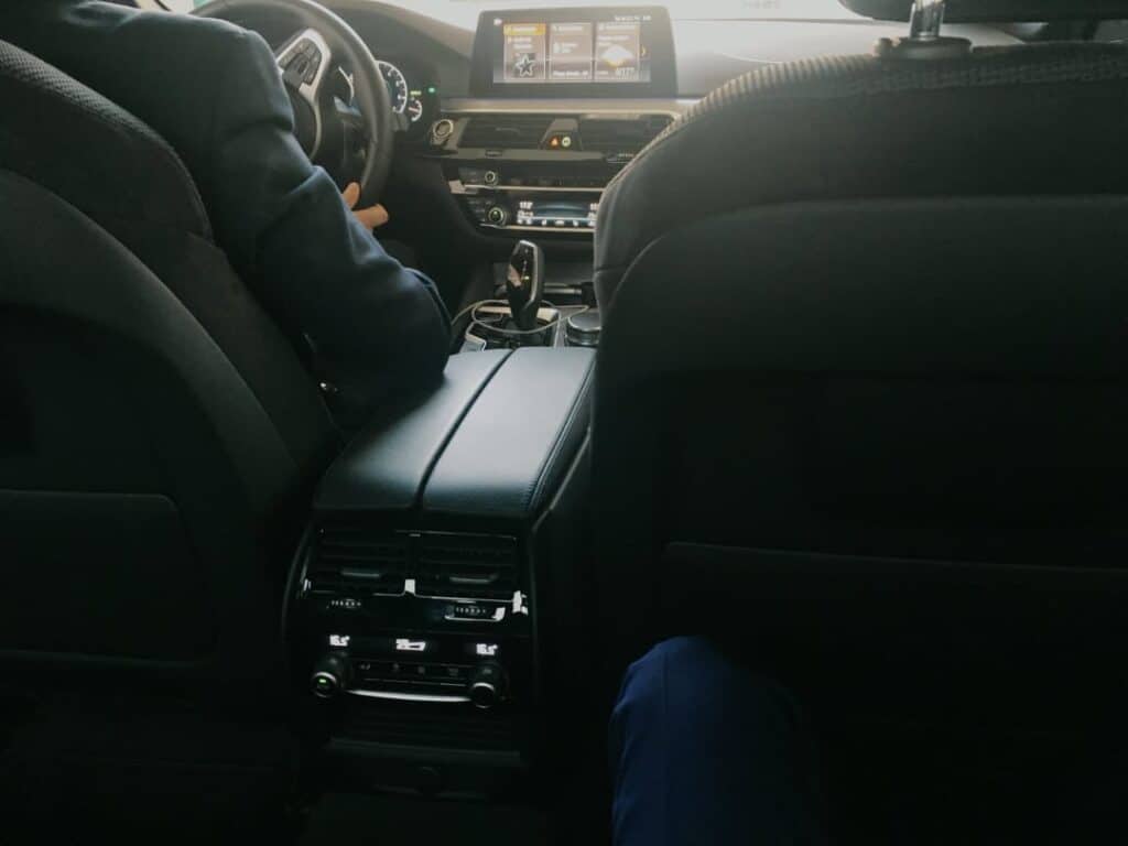 Limuzyna na wynajem, wnętrze BMW serii 5, alcantara