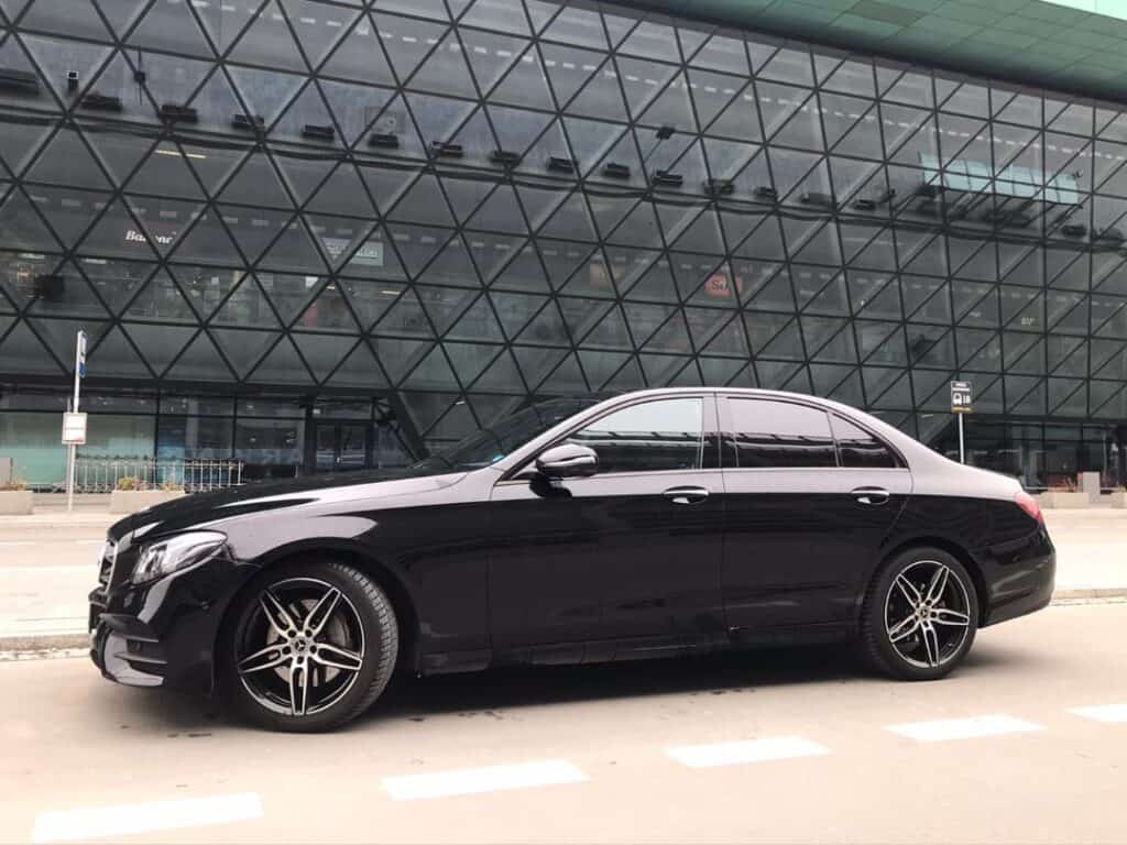 Limuzyna Mercedes-Benz E-klasa na wynajem na Lotnisku Kraków Balice