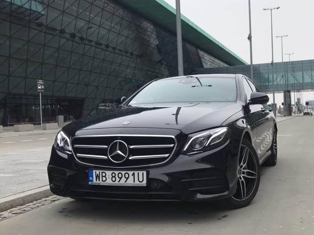 Limuzyna na wynajem, nowy czarny Mercedes-Benz E-klasa