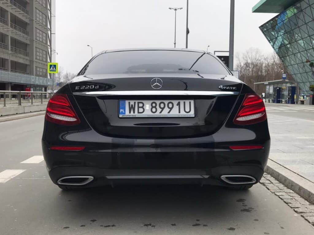 Limuzyna na wynajem, nowy czarny Mercedes-Benz E-klasa tył