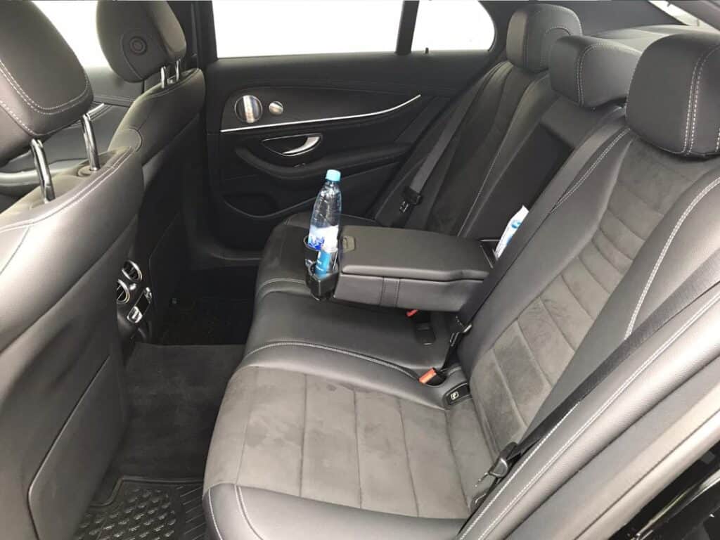 Limuzyna na wynajem, wnętrze nowego Mercedes-Benz E-klasa, skórzane fotele