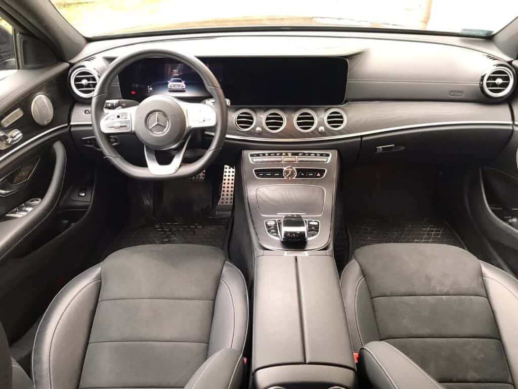 Limuzyna na wynajem, wnętrze nowego Mercedes-Benz E-klasa, skórzane fotele
