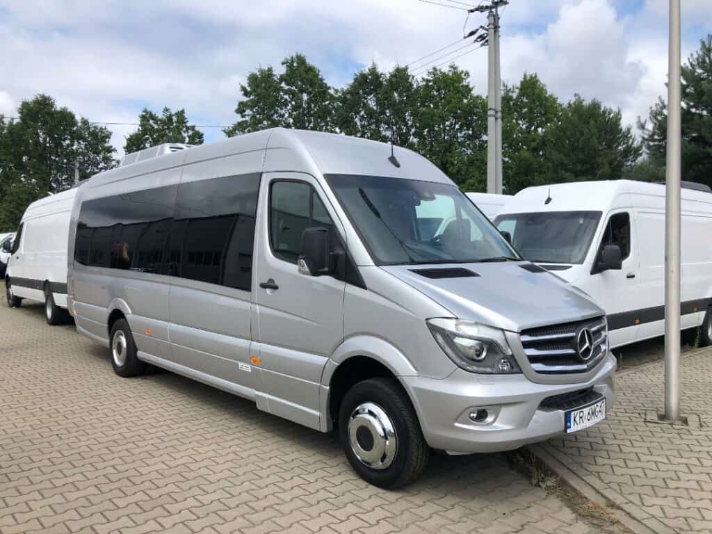 Minibus Mercedes-Benz Sprinter z dodatkowym bagażnikiem na wynajem z kierowcą Kraków