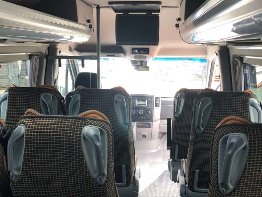 Minibus z dodatkowym bagażnikiem na wynajem, wnętrze Mercedes-Benz Sprinter