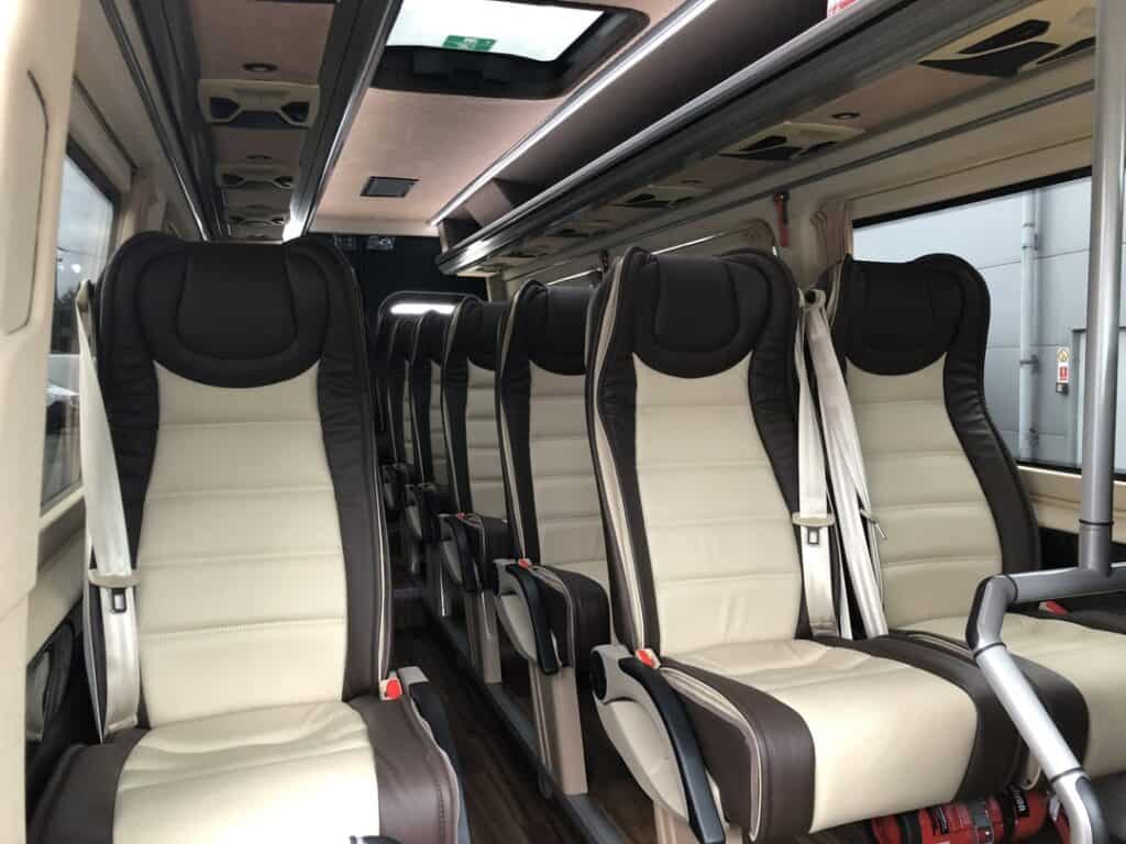 Nowy Minibus na wynajem, wnętrze Mercedes-Benz Sprinter VIP