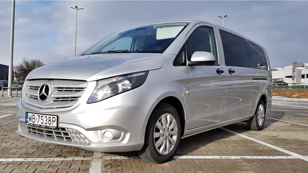 Minivan z kierowcą na wynajem, nowy srebrny Mercedes-Benz Vito