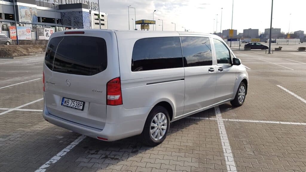 Minivan z kierowcą na wynajem, nowy srebrny Mercedes-Benz Vito tył